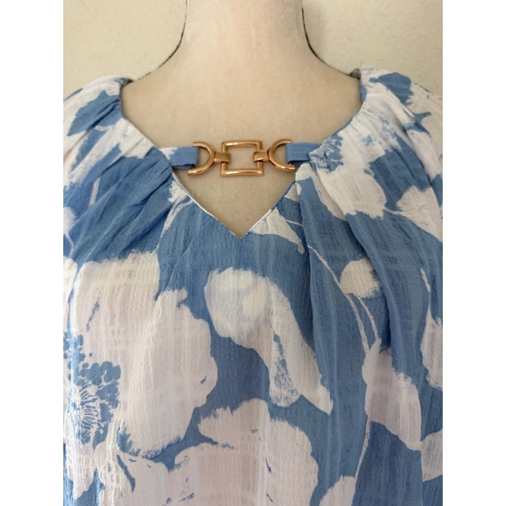 A.U.W. LA/NY Women's Blue White Floral V-Neck Blouse Gold Link Detail Medium NEW - Picture 2 of 12